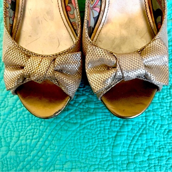 Anne Klein Gold Tone Leather Upper Cork Wedge Open Toe Sandal with Large Bow - Picture 4 of 16